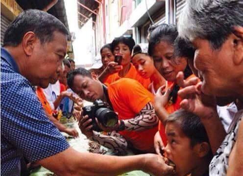 VP Binay Photo Feeding Child With Bare Hand Angers Netizens