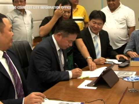 Davao City Mayor Rodrigo Duterte signs MOU with Korea firm to study light rail transit project