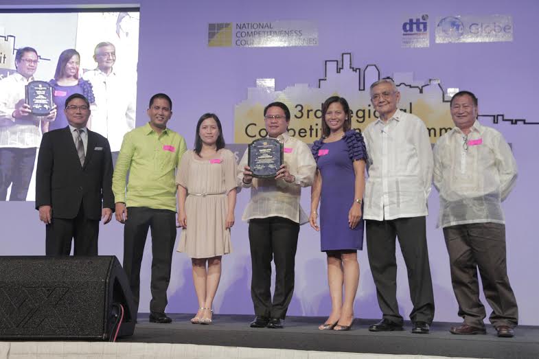 Mayor Allan L. Rellon (center), flanked by City Legal Officer Randy de Gala (2nd from left), DILG City Director Eliza Mendoza (3rd from left), City Investment Officer Jasmine Angcog (5th from left), and City Executive Assistant IV Mr. William Cuyacot (7th from left), received the plaque in behalf of the City Government of Tagum for being the 3rd Most Competitive Component City in Economic Dynamism from the Officers of the National Competitiveness Council of the Philippines. Photo by Leo Timogan/CIO Tagum