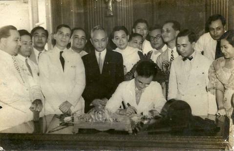 Manuel Quezon signing the charter declaring the Davao as a city, March 1936. Romualdo Quimpo as the first elected Assemblyman of Davao City. He was one who declared Davao as a chartered city. Thanks to Randy Quimpo.