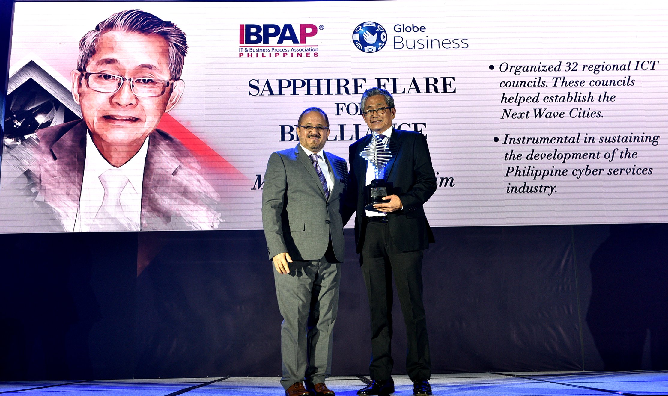(L-R) Globe Chief Commercial Officer Albert de Larrazabal presents the “Globe Business-IBPAP Sapphire Flare for Brilliance” to Monchito Ibrahim for his contributions to the IT-BPM Sector.